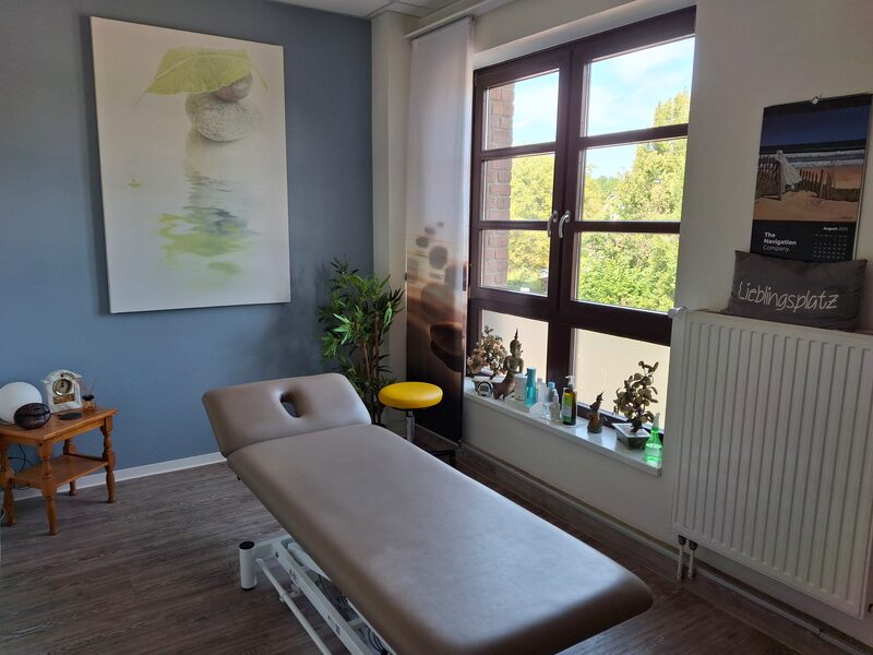 Zweiter Behandlungsraum mit Therapieausstattung