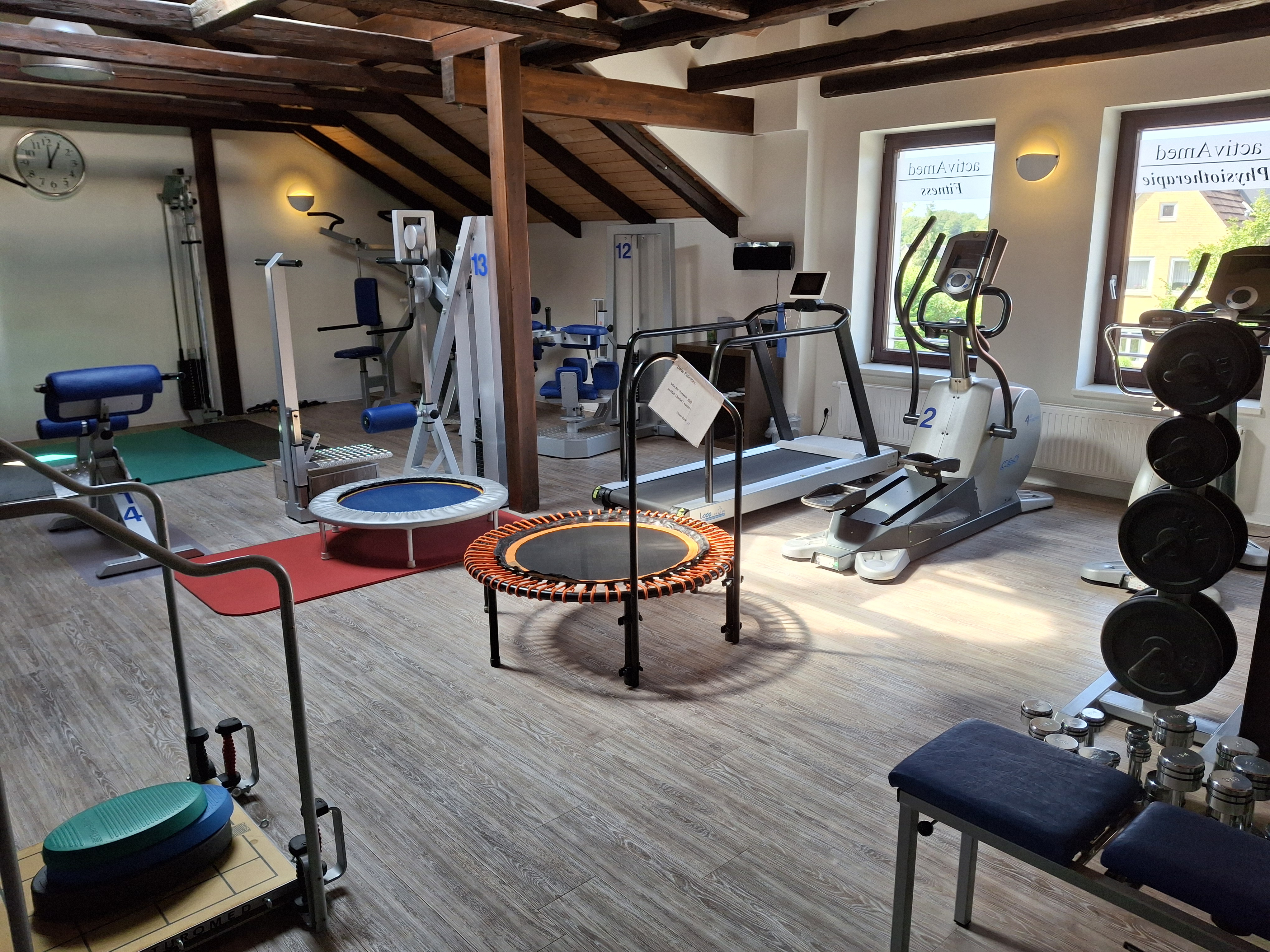 Fitnessbereich mit modernen Trainingsgeräten