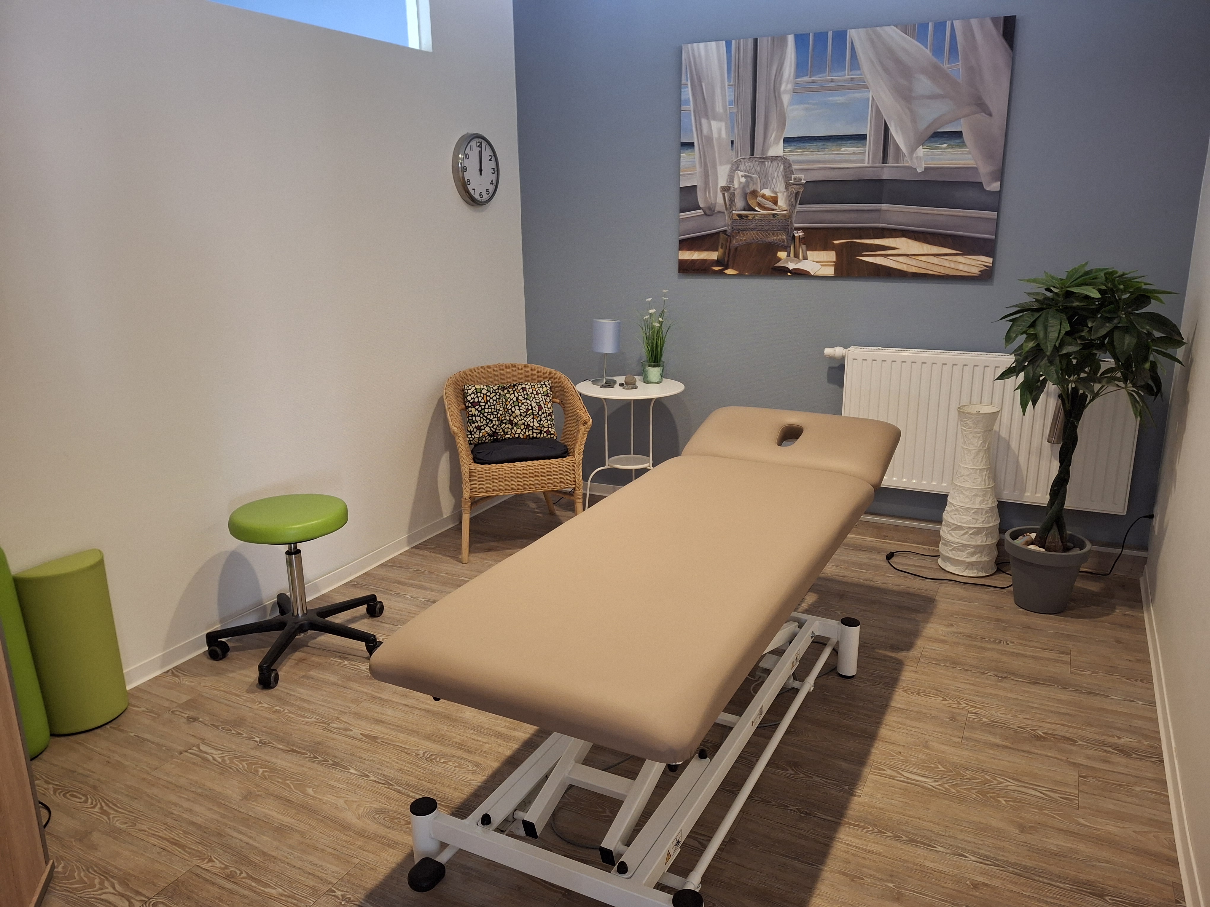Behandlungsraum mit moderner Therapieliege