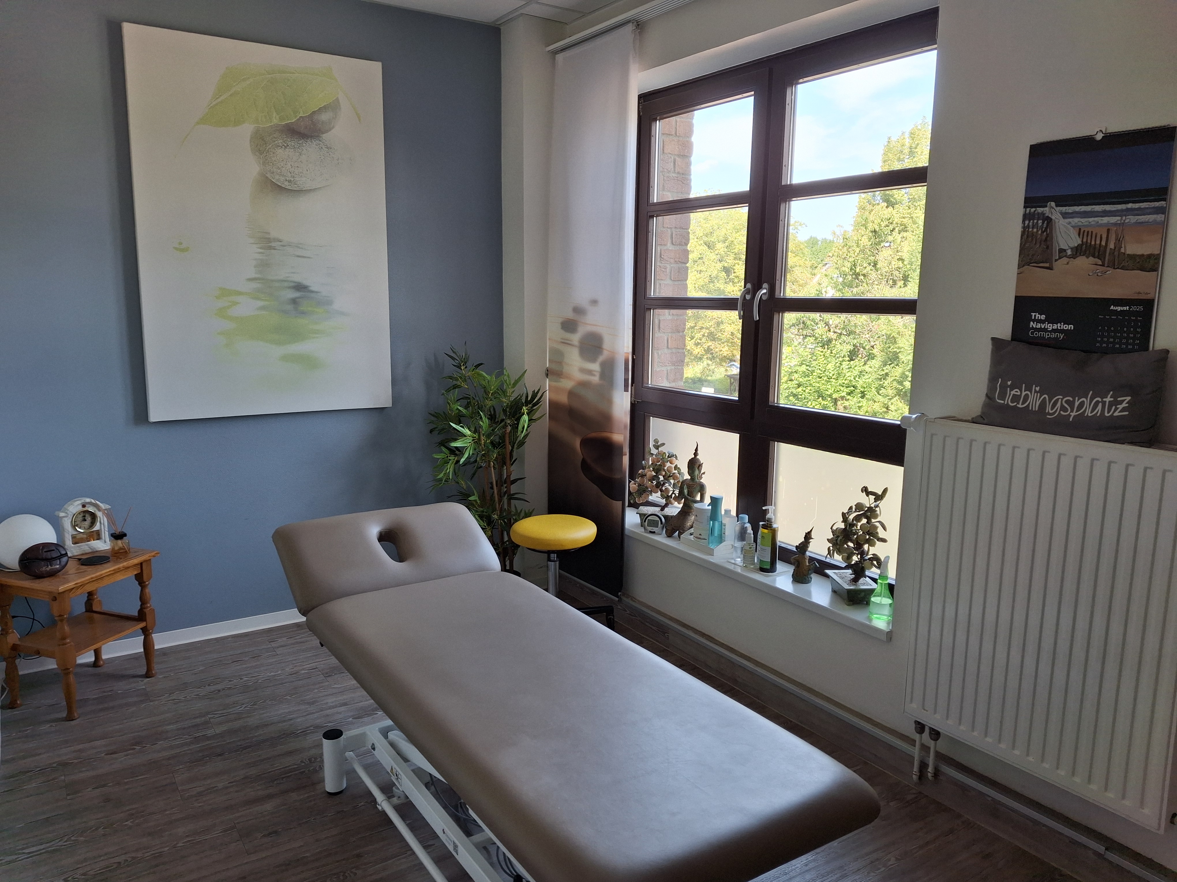 Zweiter Behandlungsraum mit Therapieausstattung